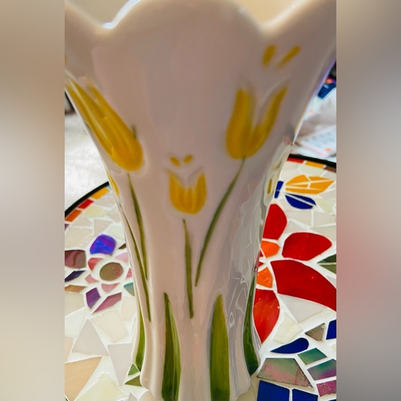 BNWT Sleek, Elegant Flower Vase Featuring Yellow Tulip Flowers, Scalloped Edge💐 - Picture 2 of 16